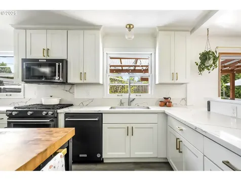 11710 NE Fargo Court Portland OR 97220