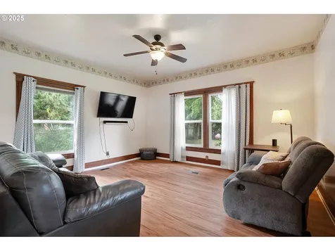 1735 Pine Street Silverton OR 97381