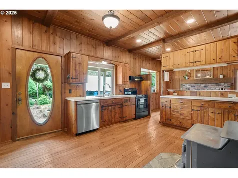 1735 Pine Street Silverton OR 97381