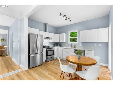 6037 SE Francis Street Portland OR 97206