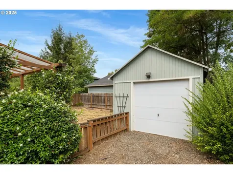6037 SE Francis Street Portland OR 97206