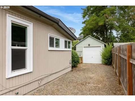 6037 SE Francis Street Portland OR 97206