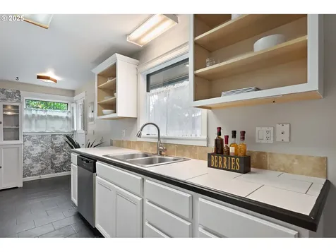 516 NE 106th Place Portland OR 97220
