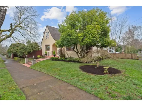 1706 SE Knapp Street Portland OR 97202