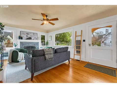 1706 SE Knapp Street Portland OR 97202