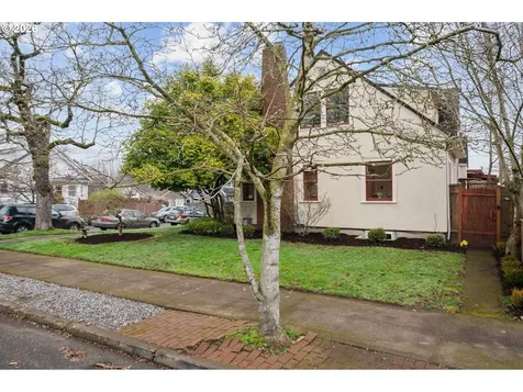 1706 SE Knapp Street Portland OR 97202