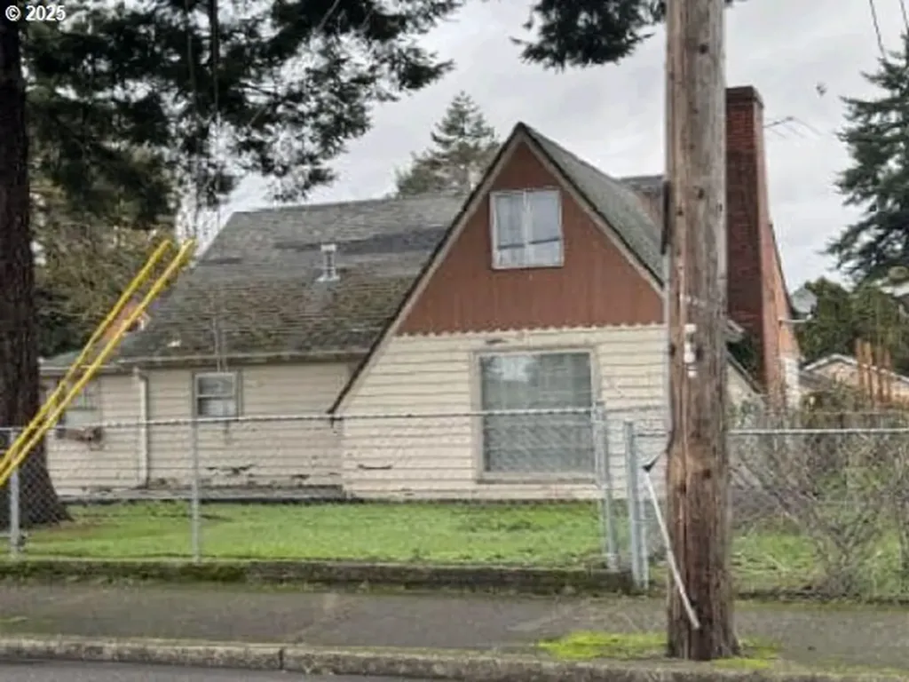 6015 SE Flavel Street Portland OR 97206
