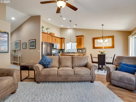 1047 Taurus Loop NE Keizer OR 97303