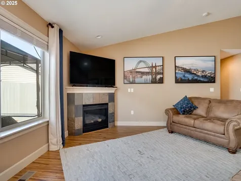 1047 Taurus Loop NE Keizer OR 97303