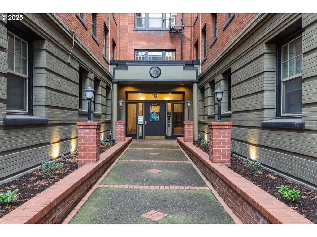 2109 NW Irving Street Portland OR 97210