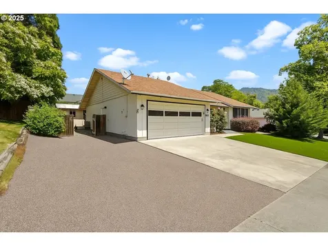 904 NW Carol Drive Grants Pass OR 97526