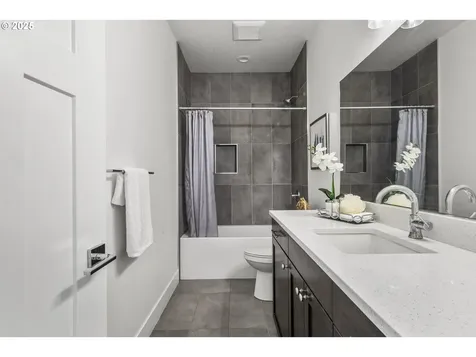 2522 S Lydia Loop Hubbard OR 97032
