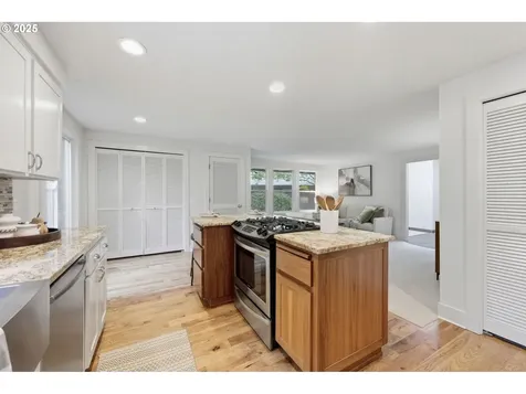 4211 Woodside Circle Lake Oswego OR 97035