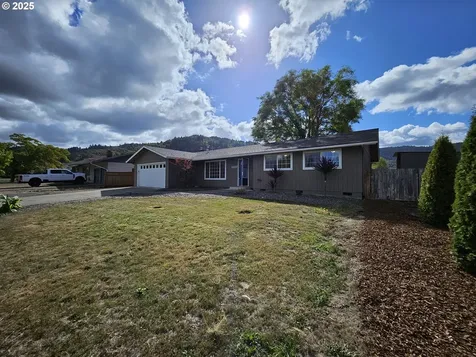 3127 W Chateau Avenue Roseburg OR 97471