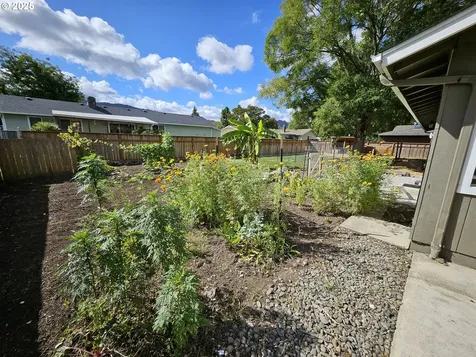 3127 W Chateau Avenue Roseburg OR 97471