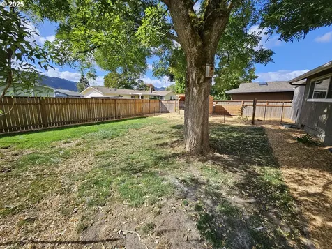 3127 W Chateau Avenue Roseburg OR 97471