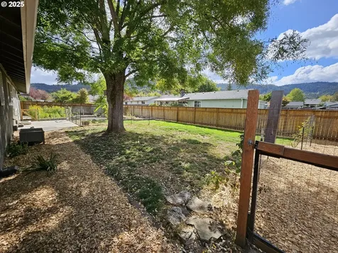 3127 W Chateau Avenue Roseburg OR 97471