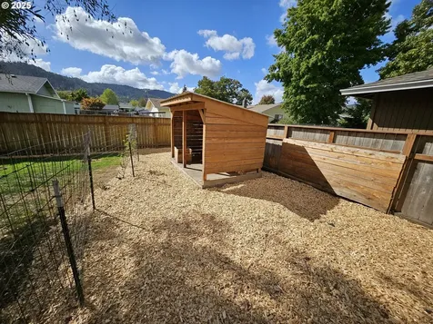 3127 W Chateau Avenue Roseburg OR 97471