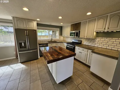 3127 W Chateau Avenue Roseburg OR 97471