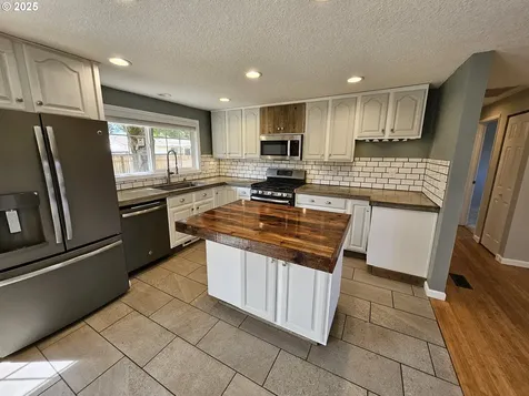 3127 W Chateau Avenue Roseburg OR 97471