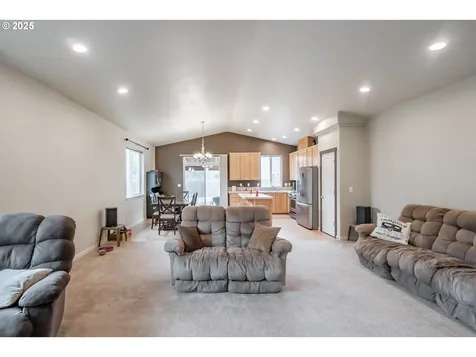 1026 Charlie Avenue Lebanon OR 97355