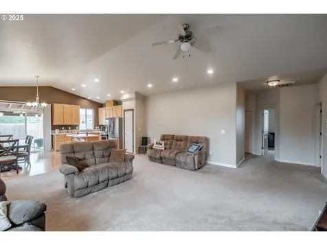 1026 Charlie Avenue Lebanon OR 97355