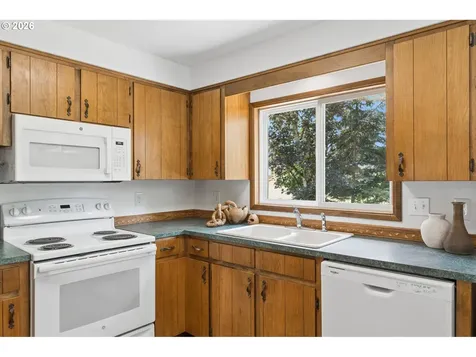 1175 Oak Street Silverton OR 97381