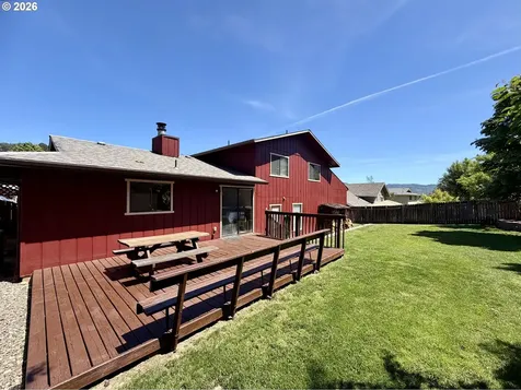 2089 NW Sunberry Drive Roseburg OR 97471