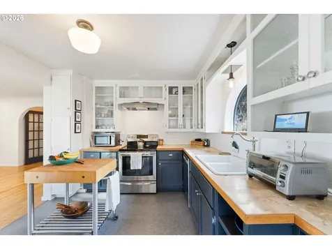 685 10th Street SW Bandon OR 97411