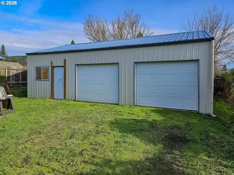 142 S Comstock Avenue Sutherlin OR 97479