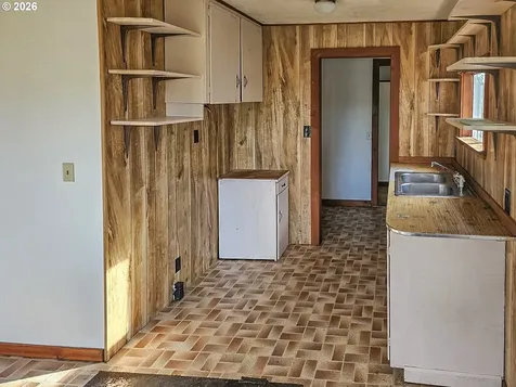 142 S Comstock Avenue Sutherlin OR 97479