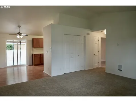 838 Hazelnut Lane Springfield OR 97478