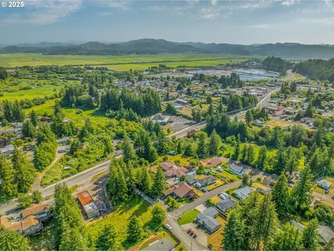 1495 N Hemlock Street Coquille OR 97423