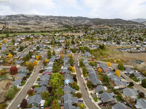 195 Rowan Street Roseburg OR 97471