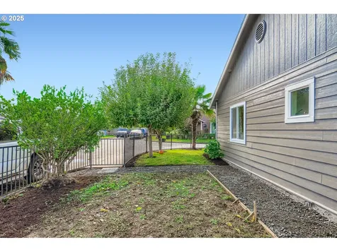 1215 Del Sol Court Woodburn OR 97071