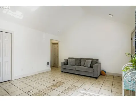 1215 Del Sol Court Woodburn OR 97071