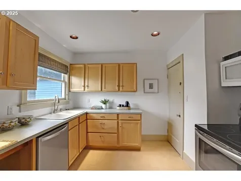 7154 N Concord Avenue Portland OR 97217