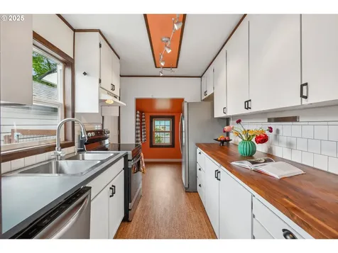9308 E Burnside Street Portland OR 97216