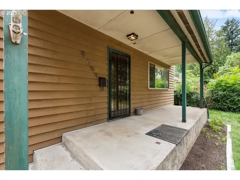 6108 SE Tenino Street Portland OR 97206