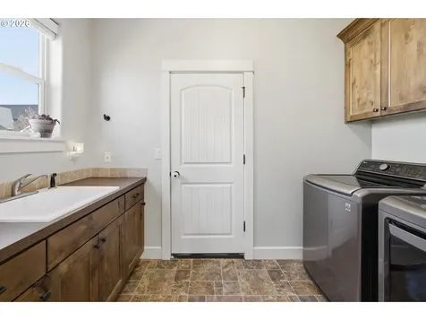 523 N 8th Place Carlton OR 97111