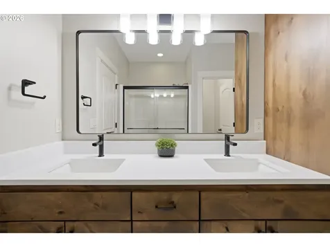 523 N 8th Place Carlton OR 97111