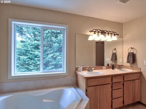 11302 NE 104th Street Vancouver WA 98662