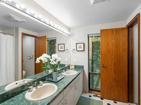 5822 SW Sheridan Court Portland OR 97221