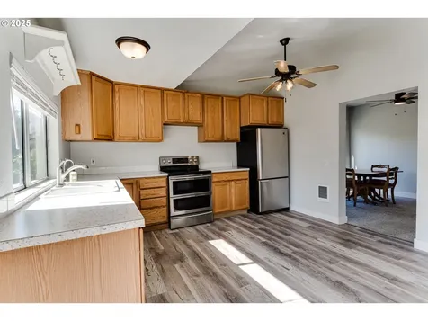 1004 S 4th Street Cottage Grove OR 97424