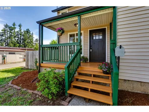 1004 S 4th Street Cottage Grove OR 97424