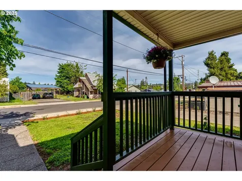 1004 S 4th Street Cottage Grove OR 97424