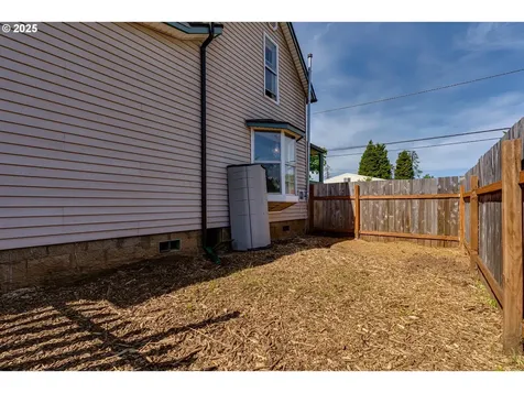 1004 S 4th Street Cottage Grove OR 97424