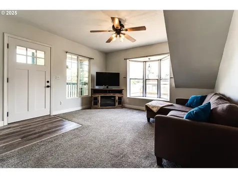 1004 S 4th Street Cottage Grove OR 97424