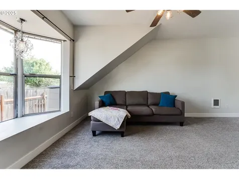 1004 S 4th Street Cottage Grove OR 97424