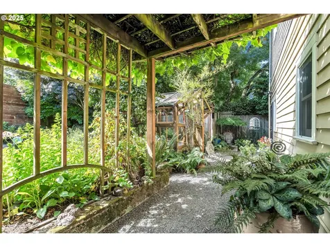 1735 SE Lambert Street Portland OR 97202